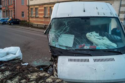 Murrhardt: Klein-LKW kracht frontal gegen Mauereck - 2 Verletzte